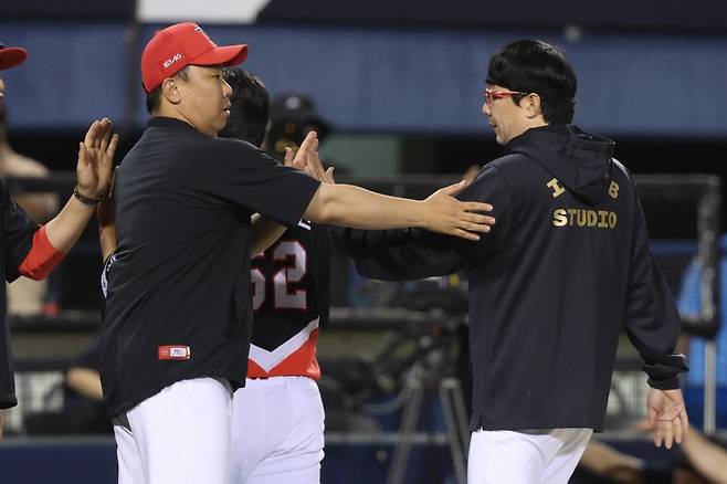 이범호(왼쪽) KIA 타이거즈 감독과 양현종. /사진=KIA 타이거즈 제공