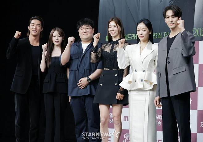 배우 서하준, 이루다, 김진형 PD, 배우 장신영, 윤아정, 오창석이 5일 오전 서울 마포구 상암동 MBC 사옥에서 진행된 일일드라마 '태양을 삼킨 여자' 제작발표회에 참석해 포즈를 취하고 있다.   피해자가 가해자로 둔갑한 세상, 하나뿐인 딸의 이름으로 재벌가에 맞선 한 여자의 처절한 복수극을 그린 드라마 '태양을 삼킨 여자'는 오는 9일 첫 방송된다. /2025.06.05 /사진=이동훈 photoguy@
