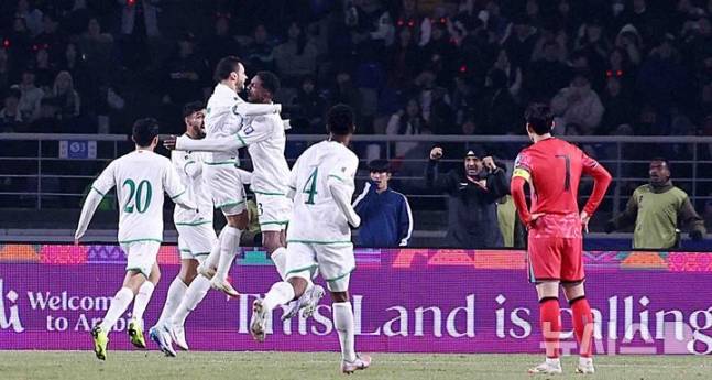 지난 3월 경기 고양시 고양종합운동장에서 열린 '2026 국제축구연맹(FIFA) 북중미 월드컵 아시아 지역 3차 예선 B조 7차전' 대한민국과 오만의 경기, 손흥민이 동점골을 넣고 기뻐하는 오만 선수들을 바라보고 있다. /사진=뉴시스