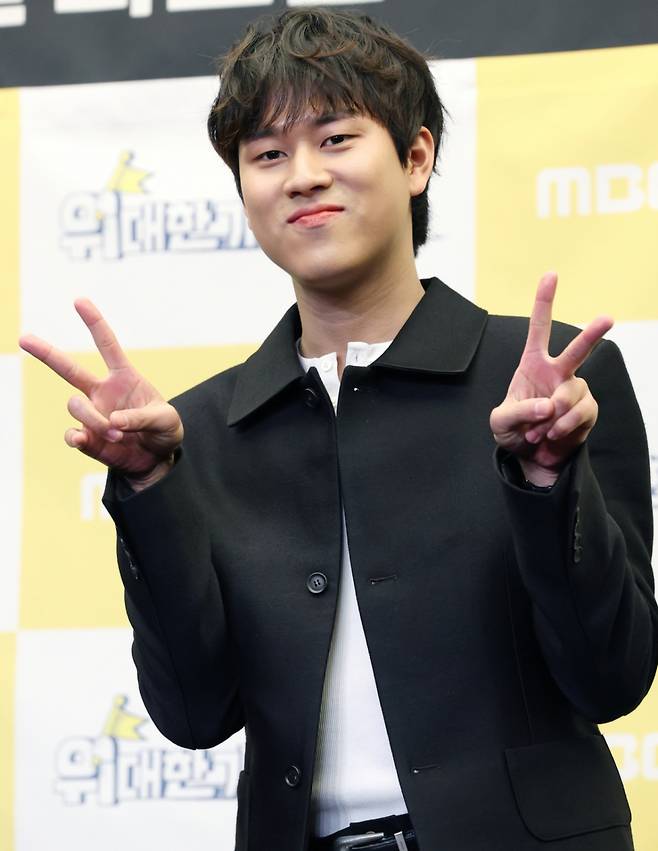 (서울=뉴스1) 권현진 기자 = 가수 이무진이 8일 오후 서울 마포구 상암동 스탠포드호텔에서 열린 MBC every1 '위대한 가이드2' 제작발표회에 참석해 포즈를 취하고 있다.  '위대한 가이드2'는 한국 거주 N년차 대한외국인이 가이드가 되어 모국을 방문하는 여행자들에게 현지인만이 아는 스팟들을 알려주는 여행 리얼리티 프로그램이다. 2025.4.8/뉴스1  Copyright (C) 뉴스1. All rights reserved. 무단 전재 및 재배포,  AI학습 이용 금지. /사진=(서울=뉴스1) 권현진 기자