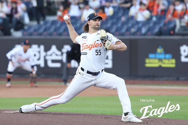 4일 대전 한화생명 볼파크에서 열린 2025 신한 SOL Bank KBO리그 KT 위즈와 한화 이글스의 경기, 한화가 4-3 승리를 거두고 2연승을 달성했다. 한화 선발 라이언 와이스는 5이닝 2실점을 기록했다. 한화 이글스