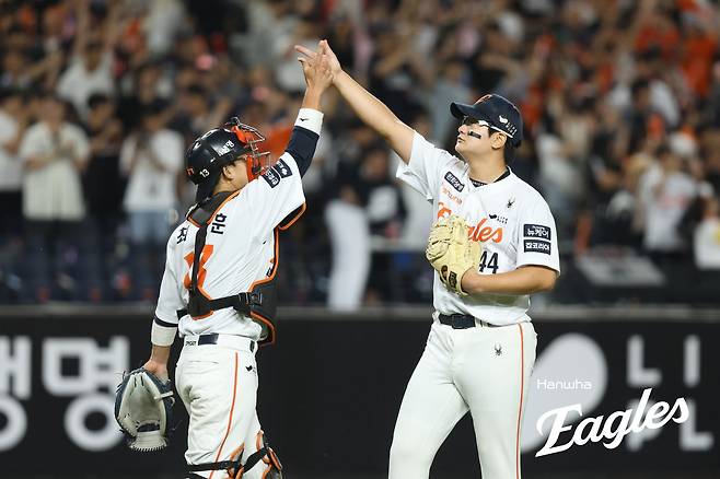 4일 대전 한화생명 볼파크에서 열린 2025 신한 SOL Bank KBO리그 KT 위즈와 한화 이글스의 경기, 한화가 4-3 승리를 거두고 2연승을 달성했다. 한화 마무리 김서현은 1실점을 기록했으나 팀 승리를 지키고 세이브를 달성했다. 한화 이글스