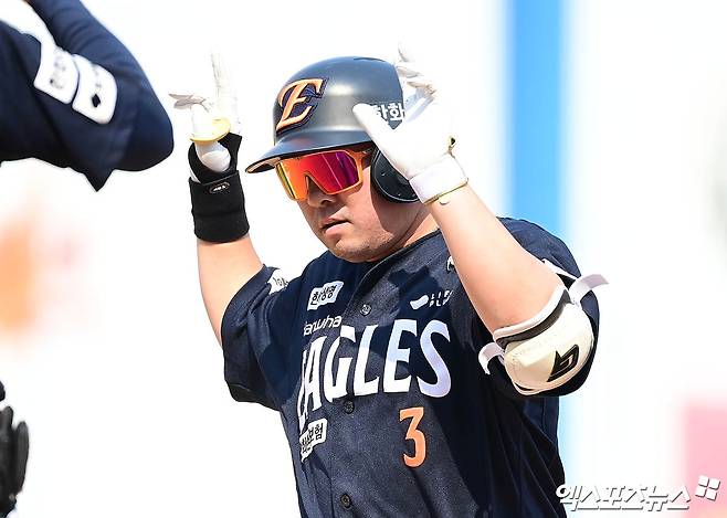 31일 오후 경상남도 창원NC파크에서 열린 '2025 신한 SOL Bank KBO리그' 한화 이글스와 NC 다이노스의 경기, 6회초 1사 한화 안치홍이 안타를 때려낸 뒤 세리머니를 하고 있다. 엑스포츠뉴스DB