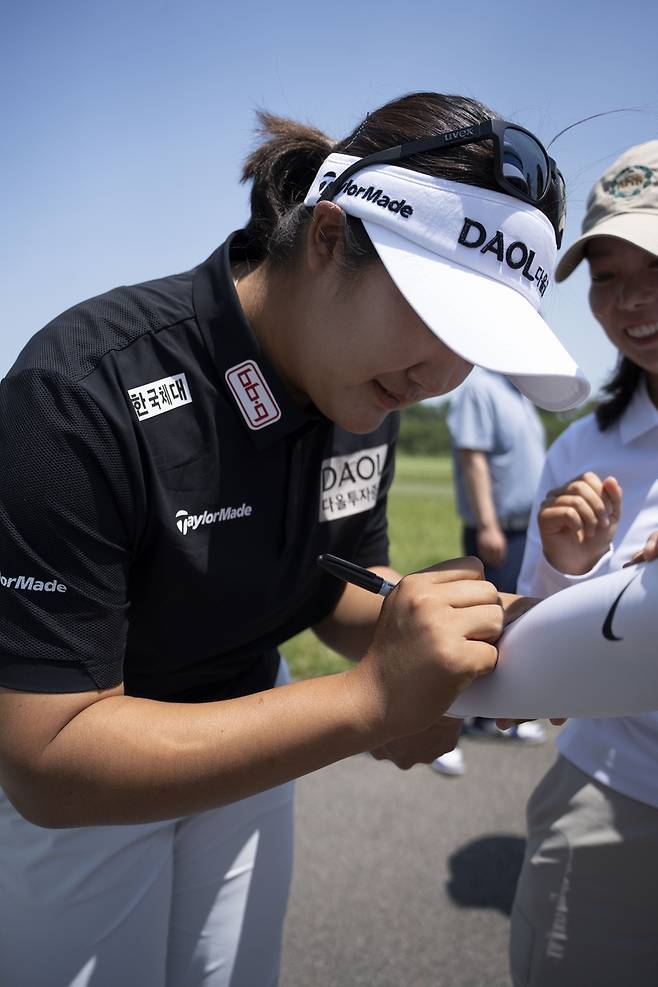 팬에게 사인해주는 유해란. [세마스포츠마케팅 제공. 재판매 및 DB 금지]
