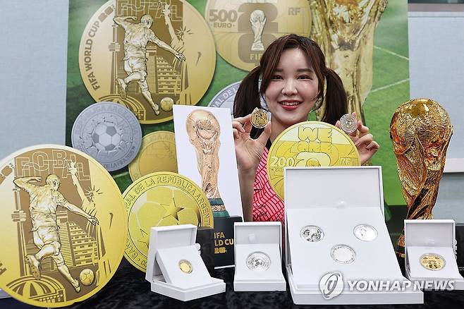 월드컵 2026 공식 기념주화 공개 (서울=연합뉴스) 윤동진 기자 = 5일 서울 월드컵경기장에서 모델이 월드컵 2026 공식 기념주화를 선보이고 있다. 2025.6.5 mon@yna.co.kr
