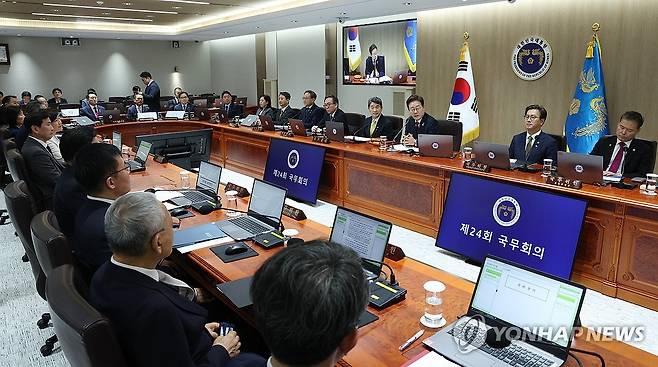 이재명 대통령 국무회의 주재 (서울=연합뉴스) 홍해인 기자 = 이재명 대통령이 5일 서울 용산 대통령실 청사에서 열린 국무회의를 주재하고 있다. 2025.6.5 [대통령실통신사진기자단] hihong@yna.co.kr