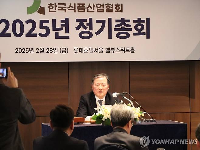 한국식품산업협회 총회 (서울=연합뉴스) = 한국식품산업협회는 지난 2월 28일 중구 롯데호텔 서울에서 정기총회를 열어 새 회장을 선출하기로 했으나, 단일 후보를 내지 못해 선출이 불발됐다. 사진은 총회에서 인사하는 이효율 현 회장. 2025.2.28 [한국식품산업협회 제공]