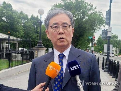 美 백악관 당국자 만난 뒤 기자들에게 설명하는 김현종     (워싱턴=연합뉴스) 조준형 특파원 = 김현종 전 국가안보실 2차장이 지난 5월 8일(현지시간) 미국 워싱턴 DC 백악관에서 도널드 트럼프 행정부 당국자들과 회동한 뒤 기자들에게 결과를 설명하고 있다. 2025.5.9 
    jhcho@yna.co.kr 
(끝)