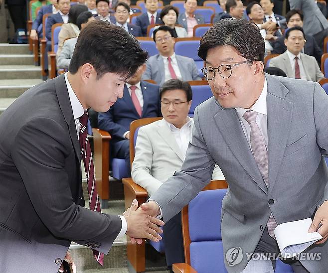 악수하는 김용태 비상대책위원장-권성동 원내대표 (서울=연합뉴스) 류영석 기자 = 국민의힘 김용태 비상대책위원장과 권성동 원내대표가 5일 서울 여의도 국회에서 열린 의원총회에 참석해 악수를 하고 있다.
    권 원내대표는 이날 총회를 통해 원내대표직 사퇴 의사를 밝혔다. 2025.6.5 ondol@yna.co.kr