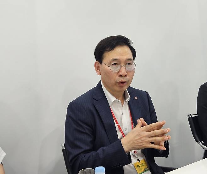 오영식 이브이시스 대표이사 (서울=연합뉴스) 5일 서울 강남구 코엑스에서 열린 'EV 트렌드 코리아'에서 오영식 이브이시스(EVSIS) 대표가 기자간담회에서 발언하고 있다. 2025.6.5 [롯데이노베이트 제공. 재판매 및 DB 금지]