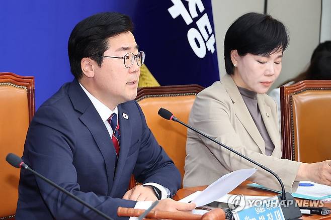 발언하는 박찬대 권한대행 (서울=연합뉴스) 김주성 기자 = 더불어민주당 박찬대 대표 권한대행 겸 원내대표가 5일 서울 여의도 국회에서 열린 최고위원회의에서 발언하고 있다. 2025.6.5 utzza@yna.co.kr