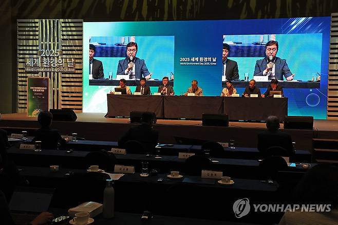 2025 세계환경의 날 (서귀포=연합뉴스) 박지호 기자 = 5일 오전 서귀포시 중문동 제주국제컨벤션센터에서 열린 '2025 세계 환경의 날' 행사에서 '자연기반 해법 국제심포지엄'이 진행되고 있다. 2025.6.5 jihopark@yna.co.kr