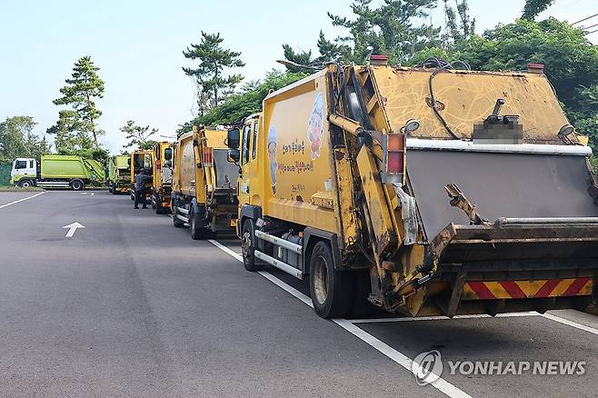 대기 중인 쓰레기 수거 차량 [연합뉴스 자료사진]