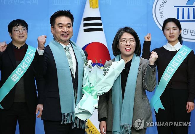 새진보인재로 영입된 최혁진 iN라이프케어연합회 정책위원장 (서울=연합뉴스) 이정훈 기자 = 새진보연합 용혜인 대표가 15일 국회 소통관에서 열린 새진보연합 2호 새진보인재 영입 발표 기자회견에서 최혁진 iN라이프케어연합회 정책위원장과 기념촬영을 하고 있다. 2024.2.15 uwg806@yna.co.kr