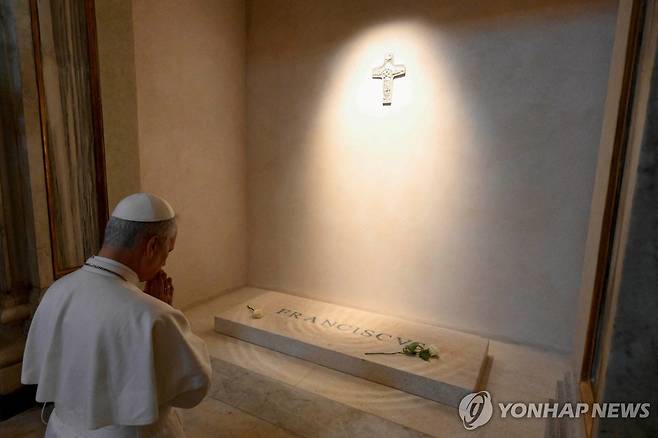 프란치스코 전임 교황 무덤 앞에서 기도하는 레오 14세 교황 [로이터 연합뉴스 자료사진. 재판매 및 DB 금지]