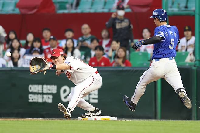 구자욱의 발로 만든 내야 안타 (서울=연합뉴스) 삼성 구자욱(오른쪽)이 5일 인천 SSG랜더스필드에서 열린 프로야구 SSG와 방문 경기, 5회초 2사 만루에서 전력 질주해 3루수 앞 내야 안타를 만들고 있다. [삼성 라이온즈 제공. 재판매 및 DB금지]