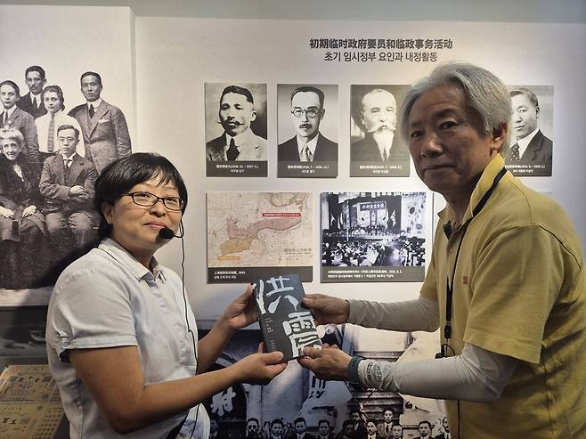 ▲ 지난 5일 오후 중국 항저우에 있는 임시정부청사 유적지에서 정세일 만오홍진기념사업회장이 유적지 큐레이터에게 책 을 전달하고 있다.