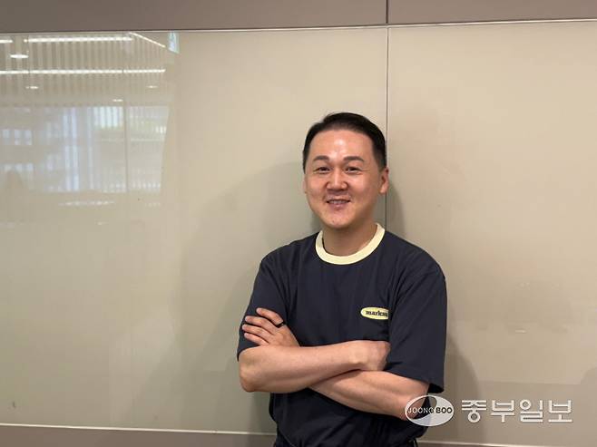 오징어 게임에서 강하늘 배우의 '손 모델' 박종남씨가 프로필 촬영을 하고 있다. 사진=최준희기자