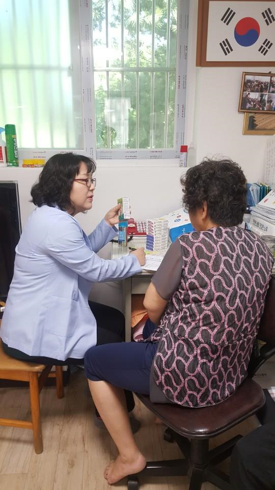 군포시 산본보건지소는 지난달 23일을 시작으로 다음달 중순까지 관내 경로당 120개소를 비롯해 대한노인회 군포시지회, 광복회, 6·25 참전유공자회 등을 대상으로 무더위를 대비한 상비약품을 배부한다. 사진=군포시청