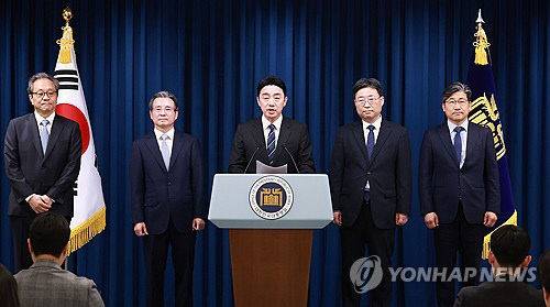 강훈식 대통령 비서실장(가운데)이 6일 서울 용산 대통령실 청사에서 대통령실 수석비서관 인선을 발표하고 있다. 왼쪽부터 문진영 사회수석비서관, 김용범 정책실장, 강 비서실장, 하준경 경제성장수석, 류덕현 재정기획보좌관.