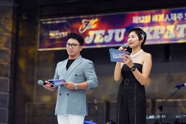 사회를 맡은 전문MC 김지환씨와 최정윤(영어)씨.