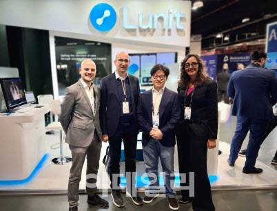 서범석 루닛 대표(오른쪽에서 두번째)와 유럽 지역 담당자들 모습 (사진=루닛)