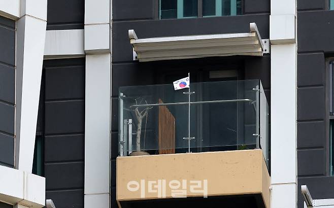 [이데일리 방인권 기자] 제70회 현충일인 6일 서울의 한 신축 주상복합 건물에 태극기를 게양 할 수있는 게양대가 설치되지 않아 발코니에 태극기가 놓여있다.
