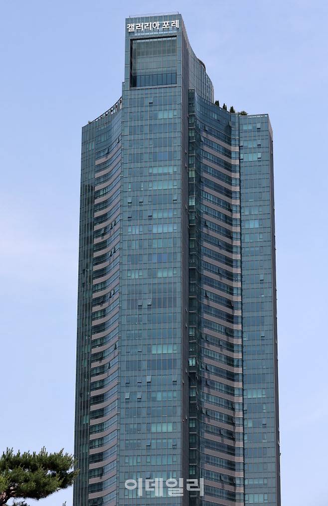 [이데일리 방인권 기자] 제70회 현충일인 6일 서울의 한 신축 주상복합 건물에 태극기를 게양 할 수있는 게양대가 설치되지 않아 태극기가 보이지 않고 있다.