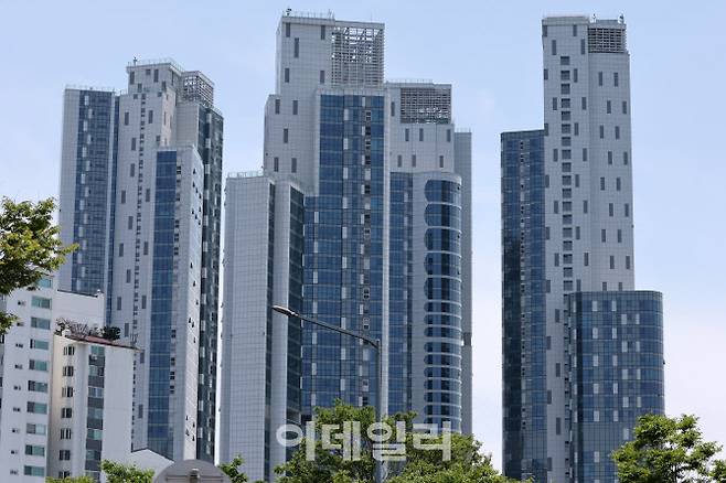 [이데일리 방인권 기자] 제70회 현충일인 6일 서울의 한 신축 주상복합 건물에 태극기를 게양 할 수있는 게양대가 설치되지 않아 태극기가 보이지 않고 있다.