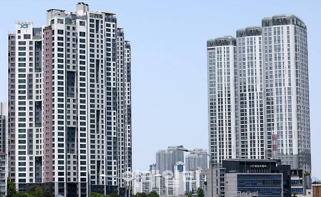 [이데일리 방인권 기자] 제70회 현충일인 6일 서울의 한 신축 주상복합 건물에 태극기를 게양 할 수있는 게양대가 설치되지 않아 태극기가 보이지 않고 있다.