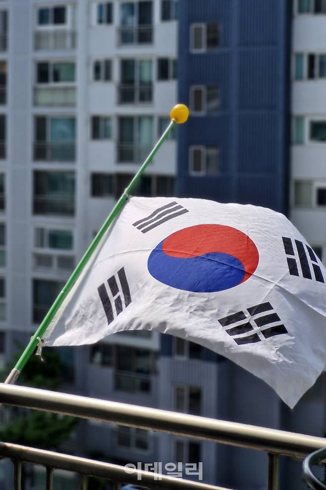 [이데일리 방인권 기자] 제70회 현충일인 6일 서울 강남구의 한 아파트에 태극기가 게양되어 있다.