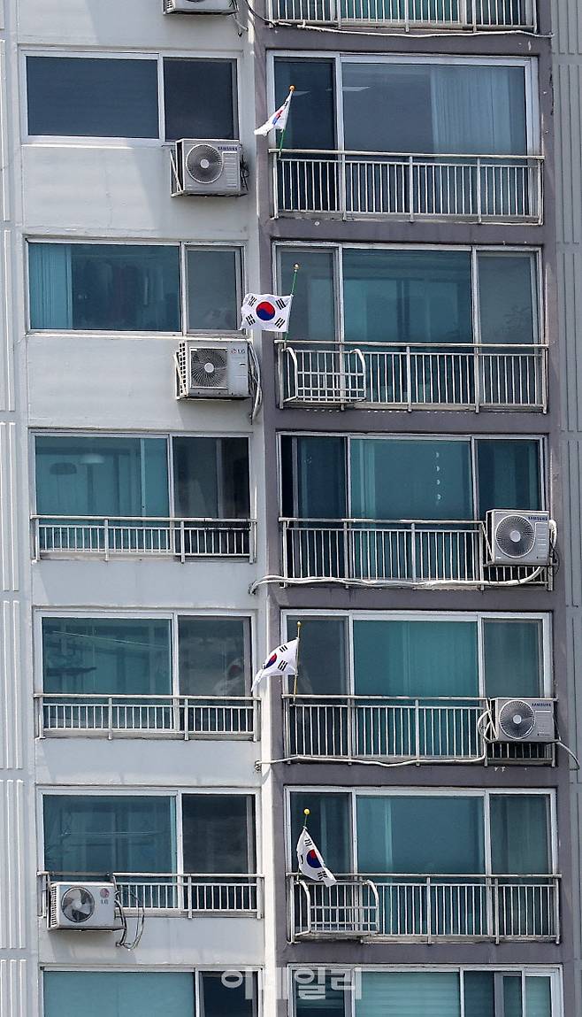 [이데일리 방인권 기자] 제70회 현충일인 6일 서울의 한 아파트에 태극기가 게양되어 있다.