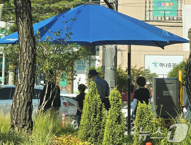 4일 오전 경북 포항시 오광장 횡단보도에서 출근길 시민들이 그늘막 아래에서 햇볕을 피하고 있다. 2025.6.4/뉴스1 ⓒ News1 최창호 기자