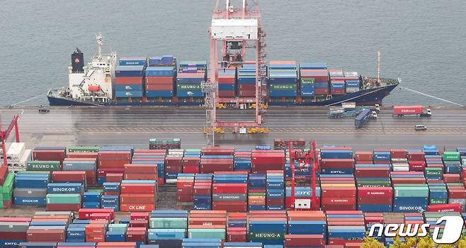 21일 부산 남구 신선대 부두에서 컨테이너선들이 하역작업을 하고 있다.(자료사진) 2022.4.20/뉴스1 ⓒ News1 김영훈 기자