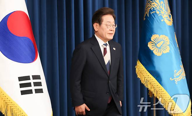이재명 대통령이 4일 서울 용산구 대통령실 청사 브리핑룸에서 국무총리와 국정원장, 대통령 비서실장 등 인선발표를 하기 위해 입장하고 있다. 2025.6.4/뉴스1 ⓒ News1 허경 기자