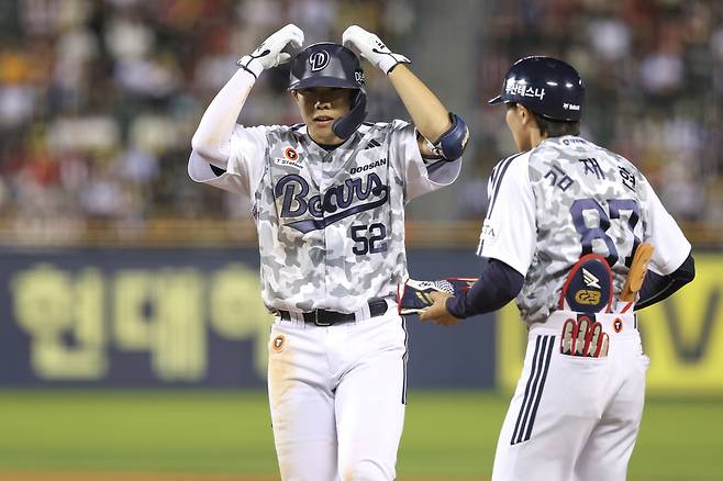 두산 루키 박준순(왼쪽)이 안타를 치고 세리머니하고 있다.(두산 베어스 제공)