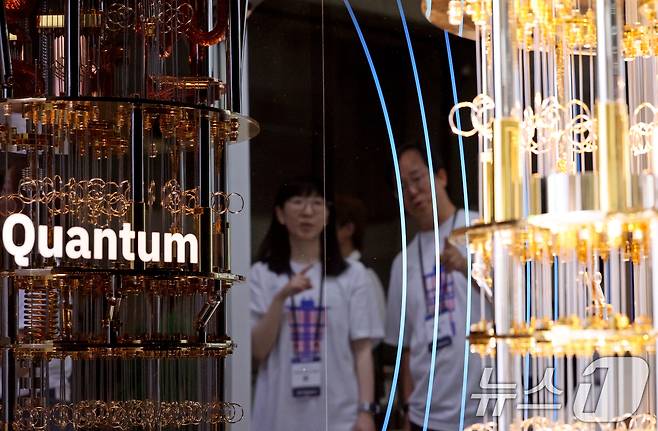 지난해 경기 고양시 킨텍스에서 열린 퀀텀 코리아 2024에 참가한 IBM 관계자가 양자 컴퓨터 모형을 설명하고 있다. 2024.6.25/뉴스1 ⓒ News1 장수영 기자