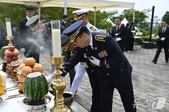 김서구 서귀포해경서장이 6일 서귀포시 충혼묘지에서 열린 현충일 추념식 참석해 분향하고 있다.(제주해양경찰청 제공. 재판매 및 DB 금지)