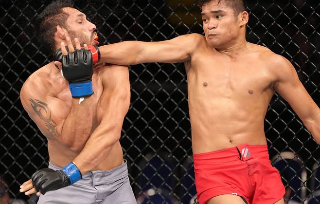 제카 사라기(오른쪽) 사진 | UFC