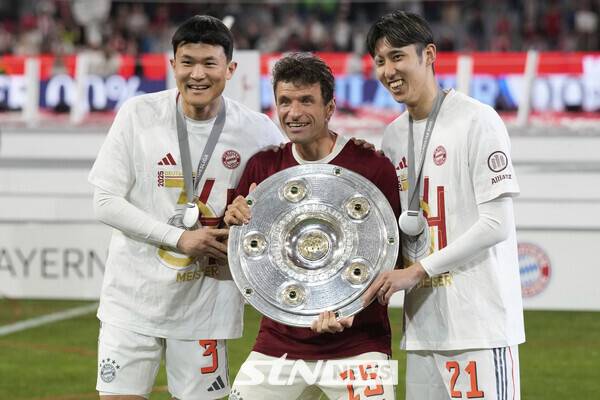 독일 분데스리가 우승 트로피 마이스터샬레를 들어올리는 김민재(좌측). 사진┃뉴시스/AP