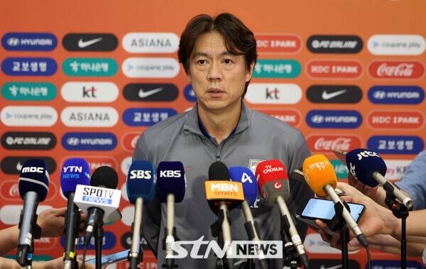 이라크 원정 경기에서 승리해 북중미 월드컵 본선 진출에 성공한 축구 국가대표팀 홍명보 감독이 6일 인천국제공항을 통해 귀국해 언론 인터뷰를 하고 있다. 사진┃뉴시스