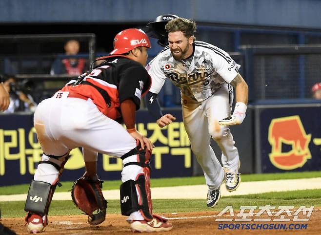 김민석 짧은 안타 때 홈을 향해 몸을 날린 케이브.