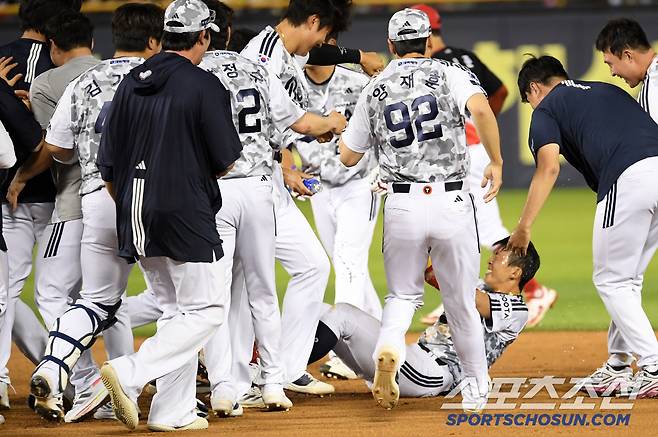 끝내기 안타 주인공 김민석을 향해 달려든 동료들.