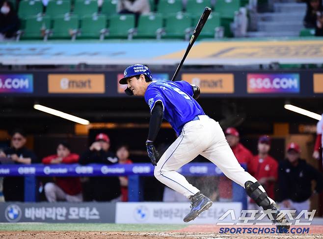 5일 인천 SSG랜더스필드에서 열린 KBO리그 SSG와 삼성의 경기. 5회 2사 만루. 1타점 내야안타를 만들고 있는 구자욱. 인천=송정헌 기자songs@sportschosun.com/2025.06.05/