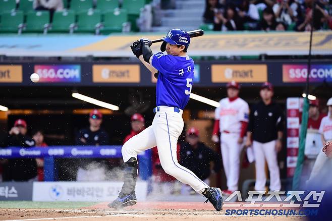 5일 인천 SSG랜더스필드에서 열린 KBO리그 SSG와 삼성의 경기. 5회 2사 만루. 1타점 내야안타를 만들고 있는 구자욱. 인천=송정헌 기자songs@sportschosun.com/2025.06.05/