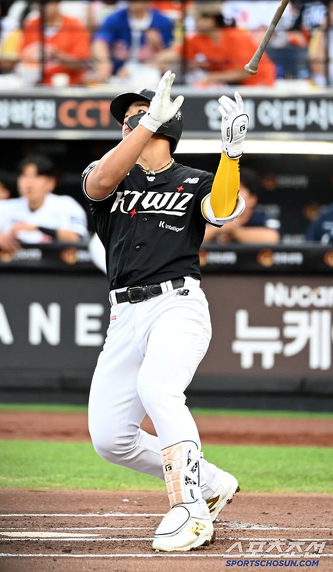 류현진의 148㎞ 직구를 걷어올리는 안현민