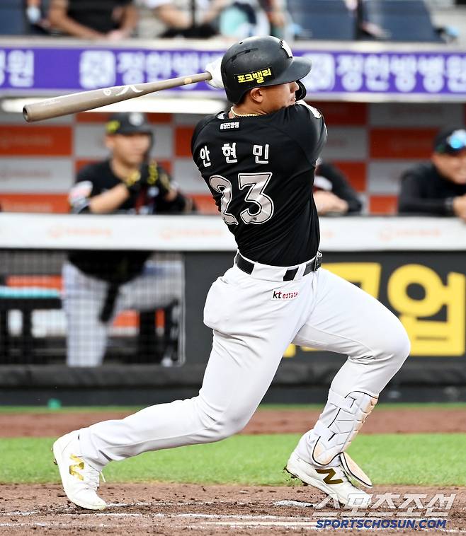 3회초 1사 1,3루 안현민이 1타점 적시타를 치고 있다.