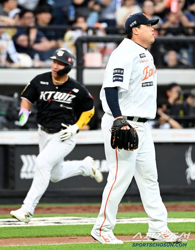 3회초 2사 1,2루 장성우의 2타점 2루타에 홈으로 향하는 안현민