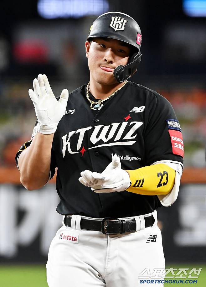 6회초 2사 1루 안현민이 안타를 치고 기뻐하고 있다.