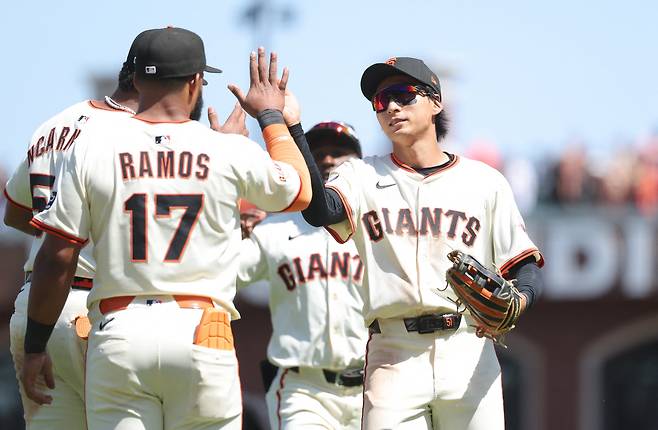 이정후가 3대2의 승리를 확정한 뒤 엘리엇 라모스 등 동료들과 하이파이브를 하고 있다. Imagn Images연합뉴스